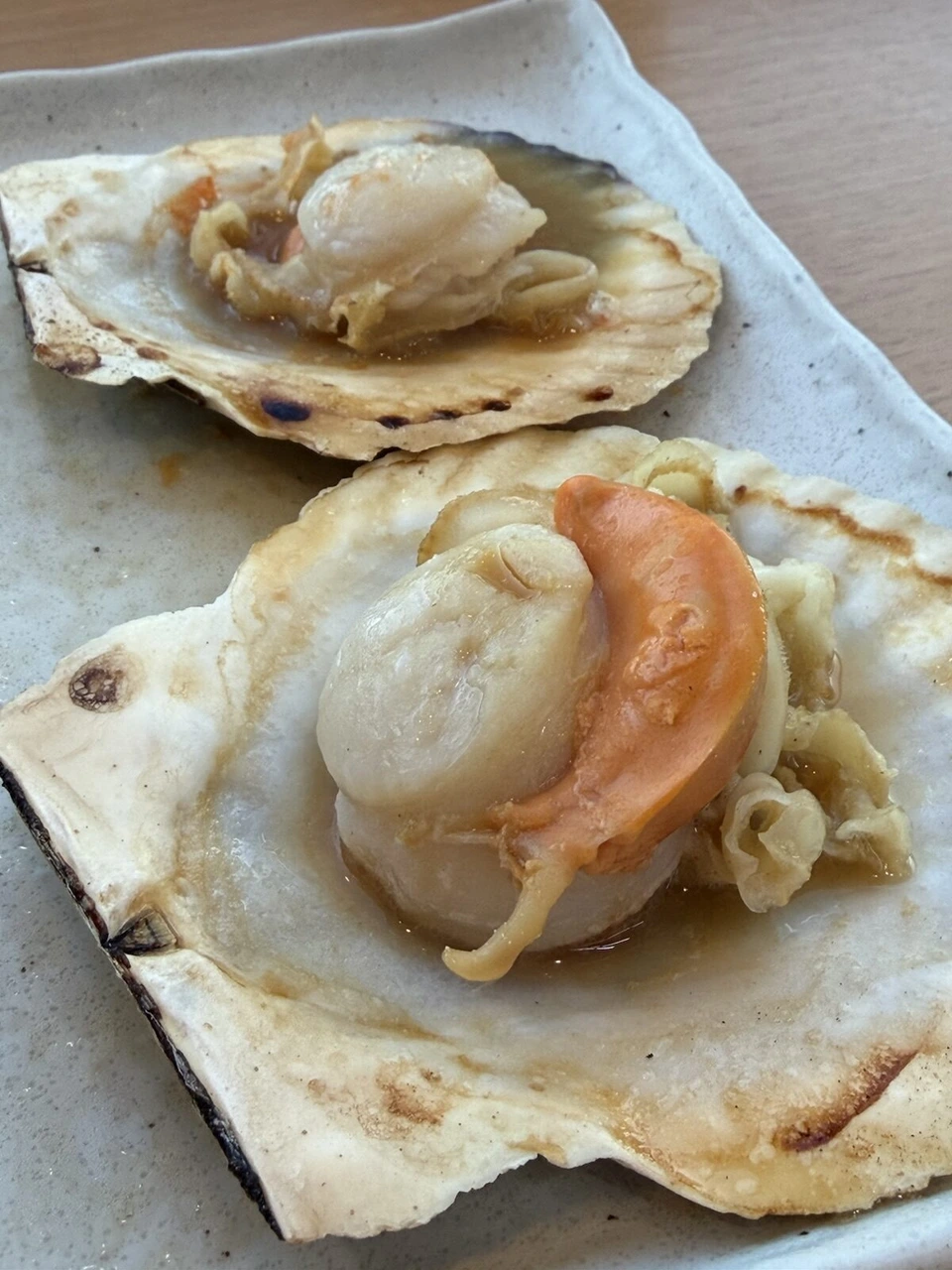 大洗港の近くで食べた、殻ごと焼いたホタテ2枚