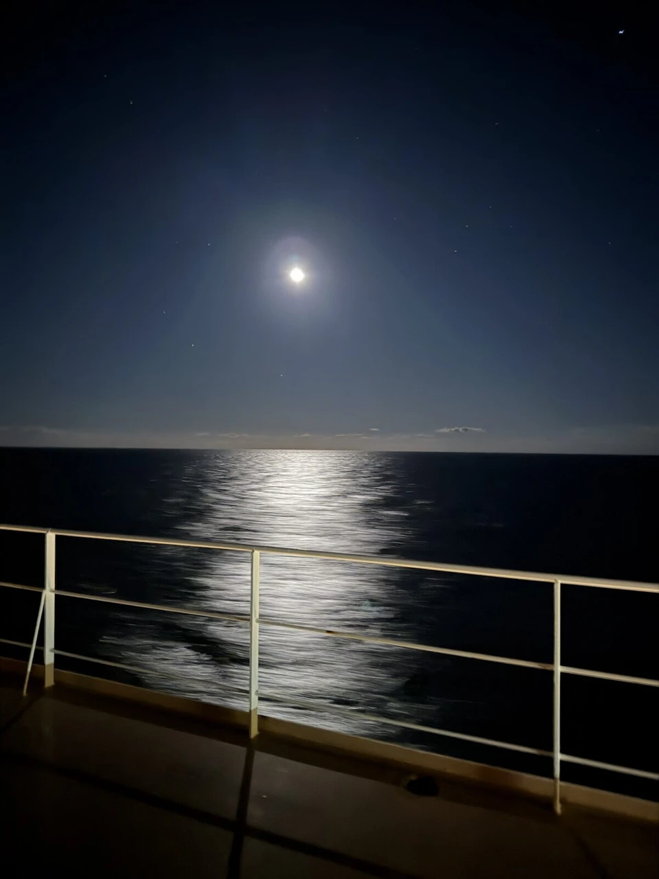 さんふらわあ ふらのの夜のデッキから見た福島沖の海。明るい月と海面に伸びる光の帯