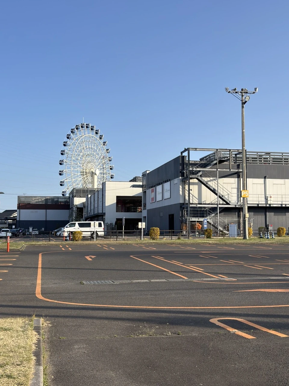 三井アウトレットパーク仙台港の駐車場と観覧車