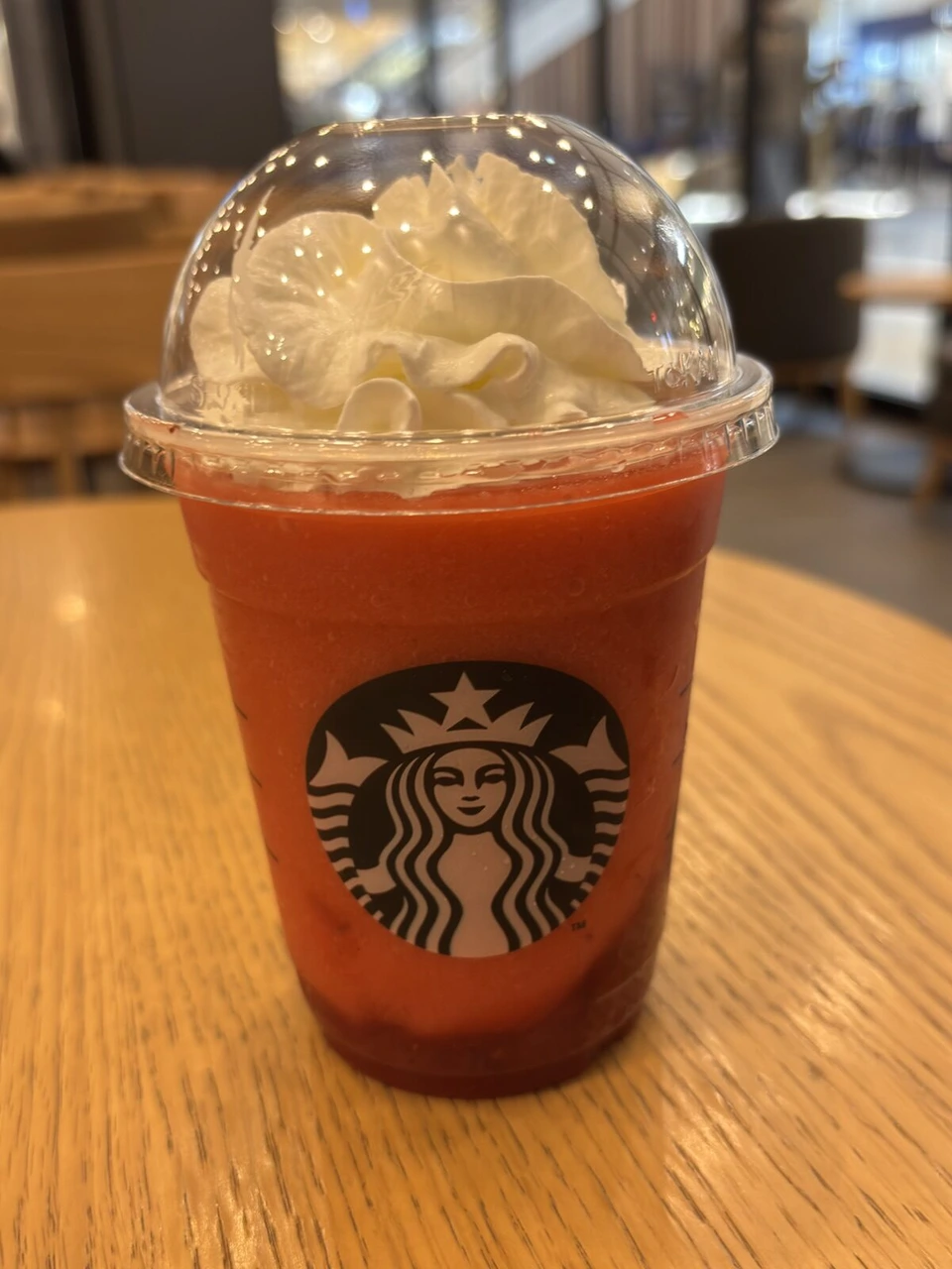 苫小牧市内のスターバックスで飲んだいちごのフラペチーノ。ホイップクリームのせ