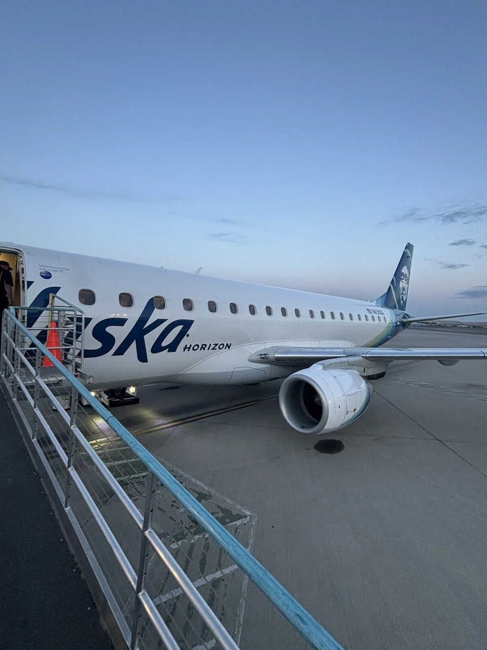 夕暮れの駐機場に止まるホライゾン航空のE175。機体にAlaskaの文字
