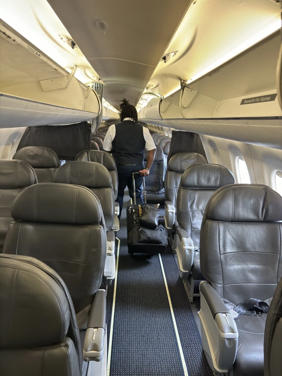 AA4584のE175の機内。通路の両側に革張りのファーストクラスの座席