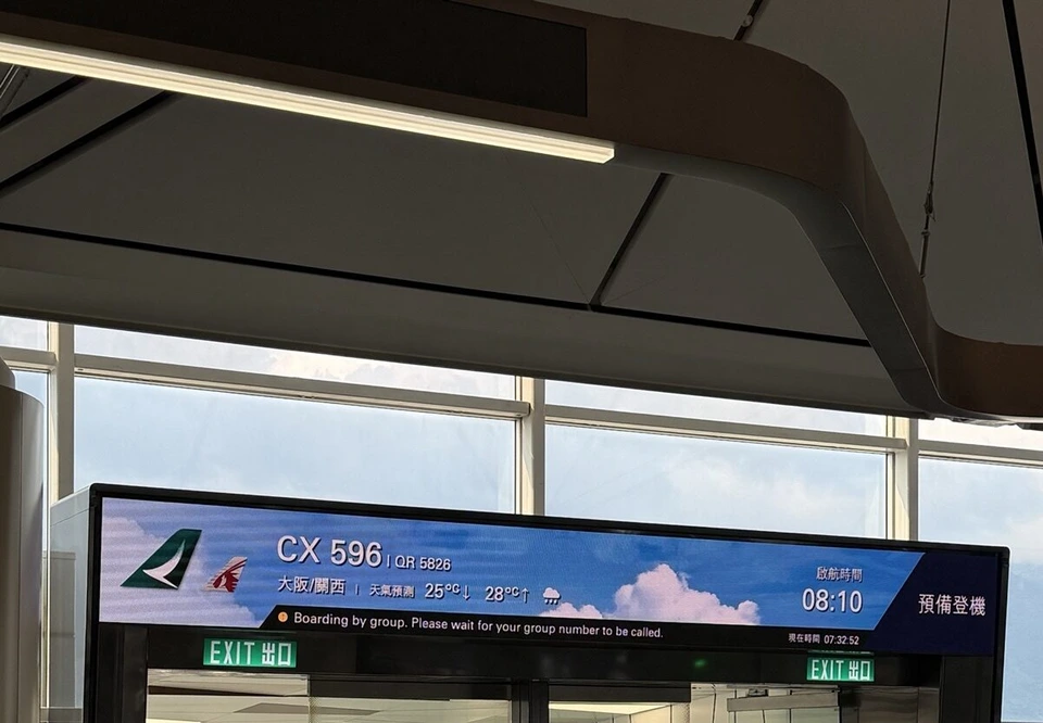 香港空港の搭乗口の表示。CX596 大阪/関西 預備登機