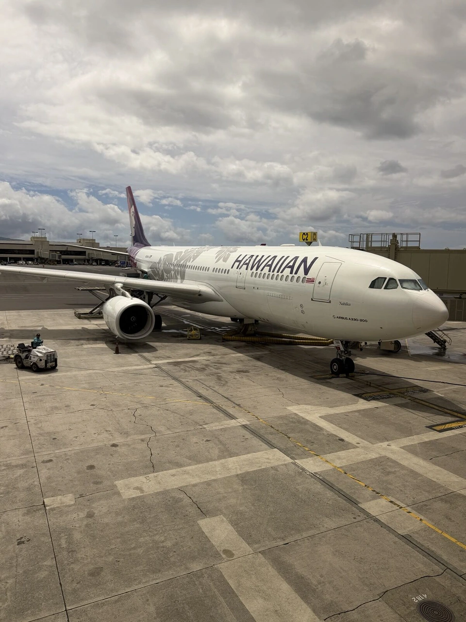 ホノルル空港C2ゲートのハワイアン航空エアバスA330-200