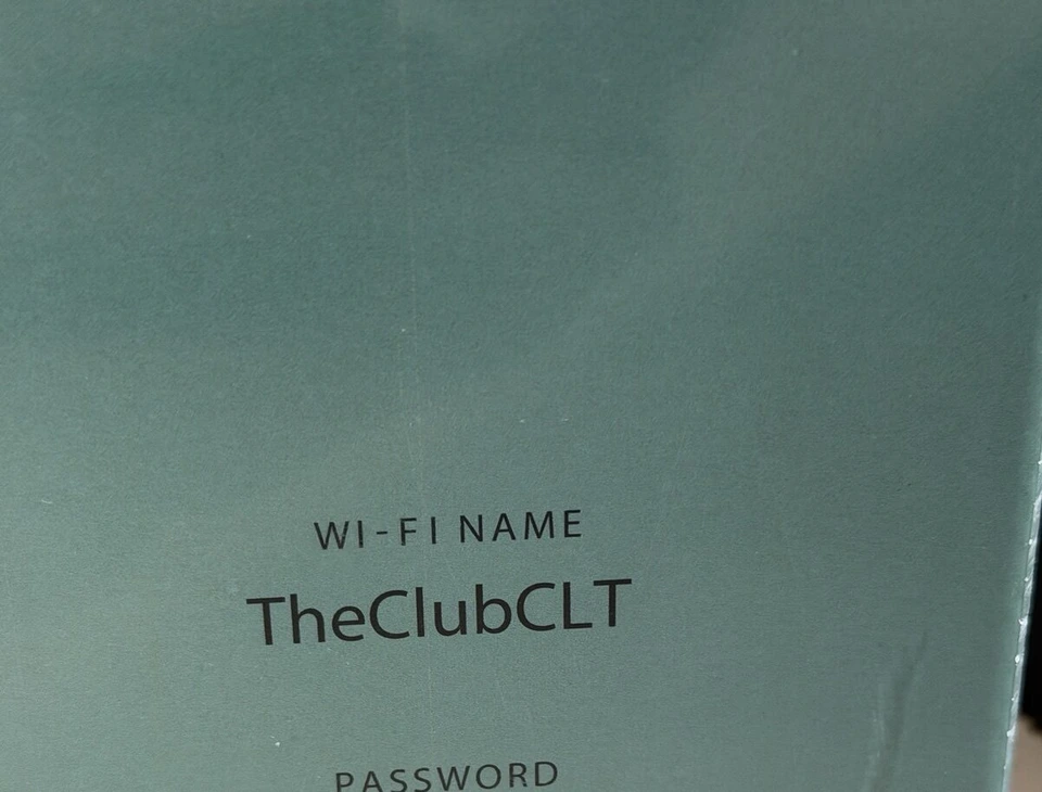 シャーロット空港のラウンジThe Club CLTのWi-Fi案内の札