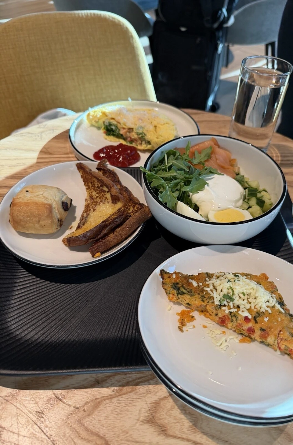 ボストン空港のアドミラルズクラブの朝食。オムレツ、フレンチトースト、パン・オ・ショコラ、スモークサーモンのサラダ