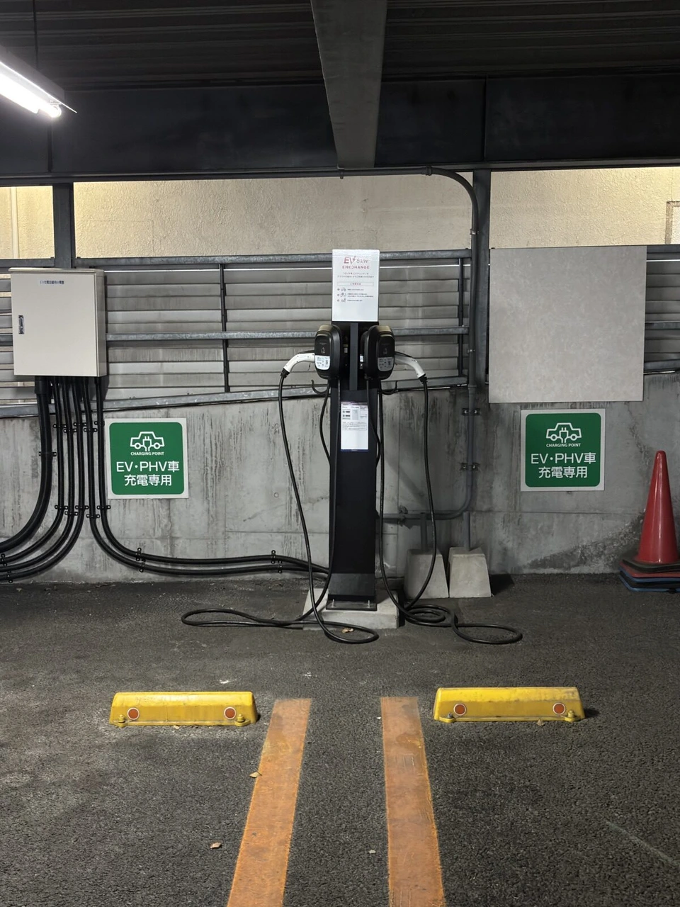 ANAクラウンプラザホテル熊本ニュースカイの駐車場の壁際にあるEV・PHV用の充電器
