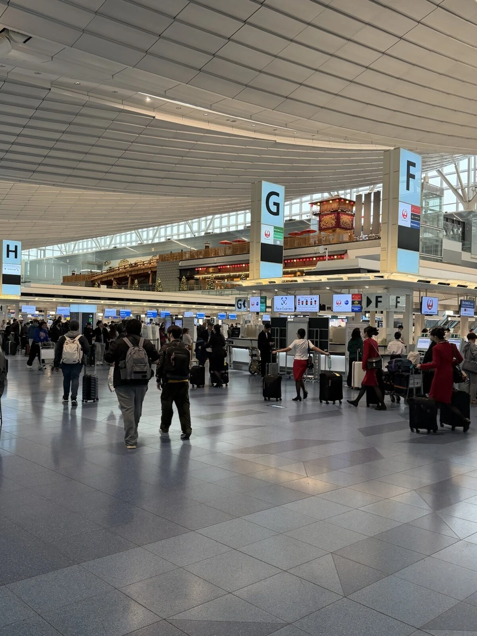 羽田空港第3ターミナルの出発ロビー。JALのカウンターと江戸小路、大きなクリスマスツリー
