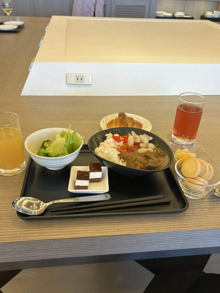 関西空港のJALサクララウンジの朝食。カレーライス、サラダ、パン、デザート、ジュース2種