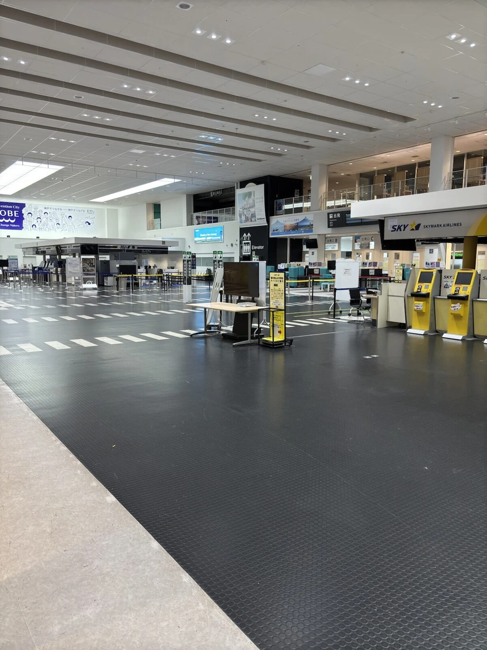 夜の神戸空港の出発ロビー。人が少なくがらんとしている