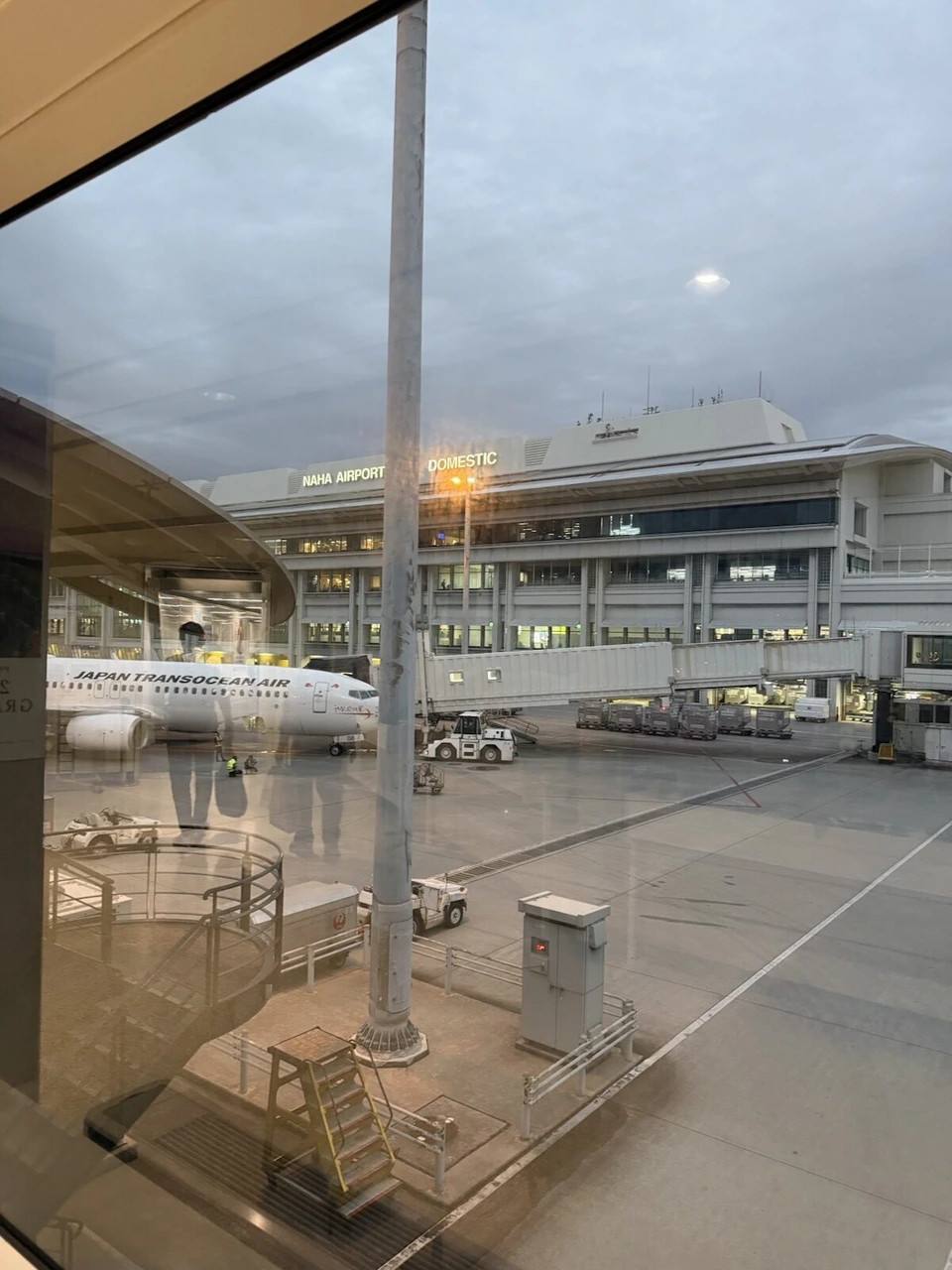 那覇空港のJALラウンジの窓から見た夕方の駐機場とJTAの737