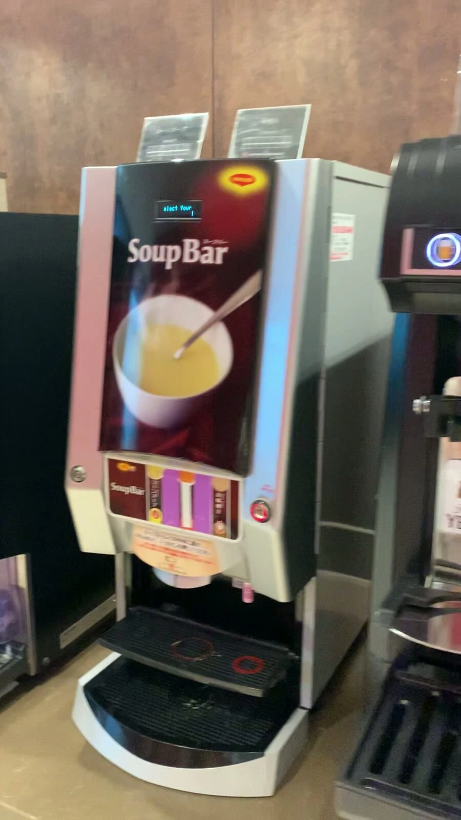 那覇空港のJALラウンジのスープのマシンSoupBarと、その横のドリンクマシン