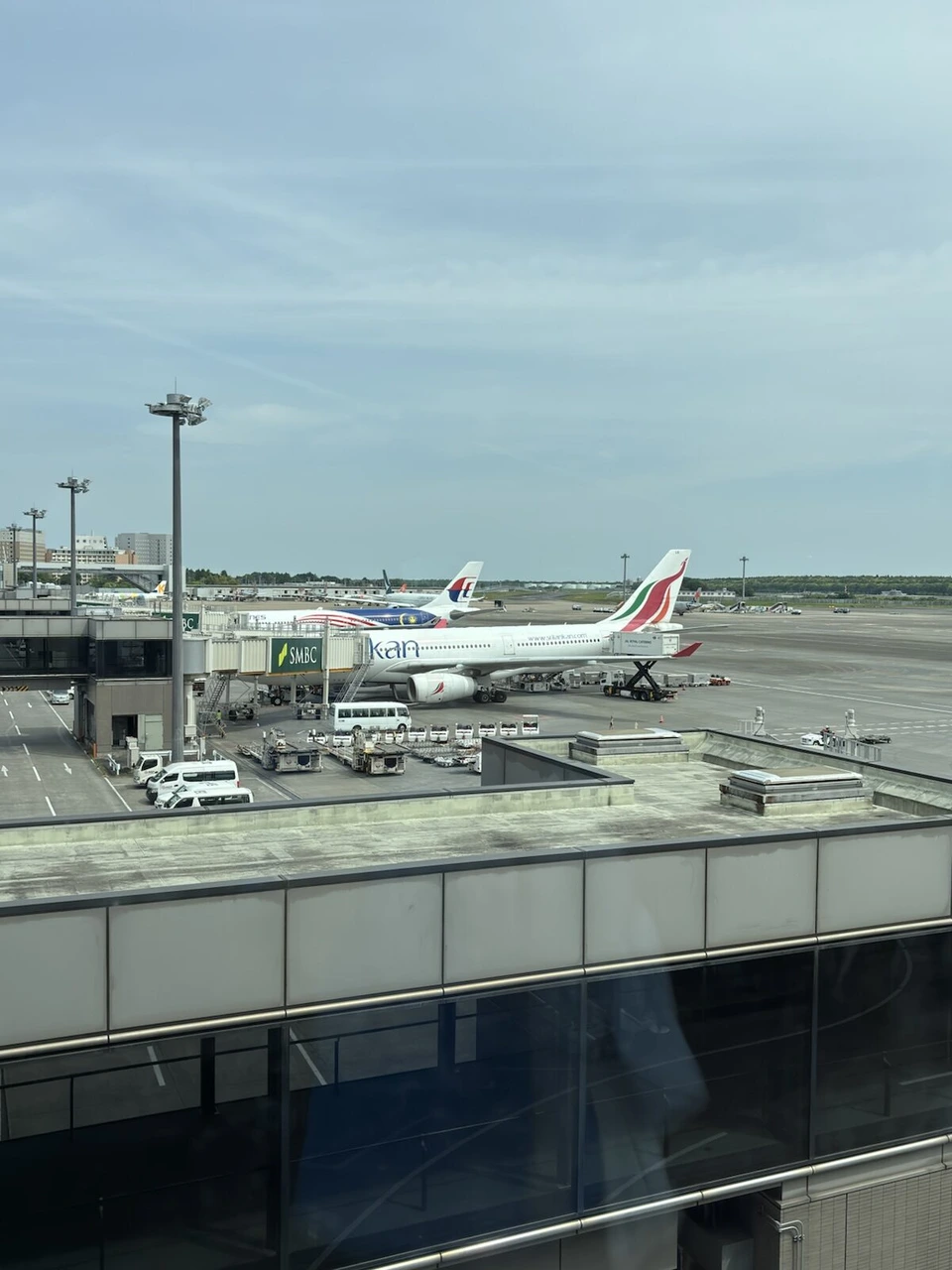 成田空港のJALファーストクラスラウンジの窓から見たエプロンと駐機中の旅客機