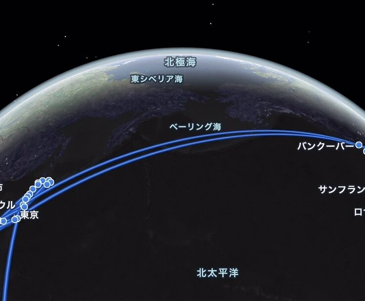 Flightyの記録画面。夜の地球儀の上に、東京からバンクーバーやサンフランシスコへ延びる青い飛行ルートの線
