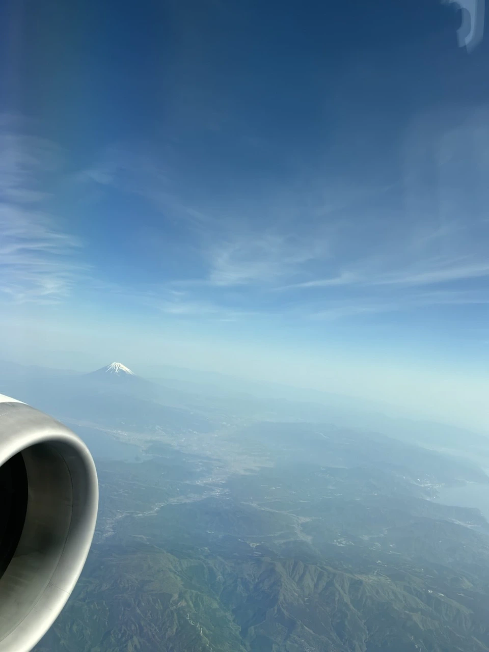 JL102の機窓。エンジンの向こうに雪の残る富士山と山並み