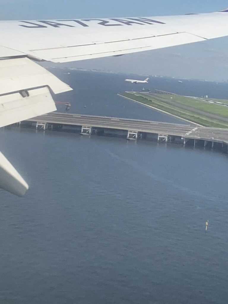 ANA22便の機窓から見た羽田空港の海上の滑走路と誘導路