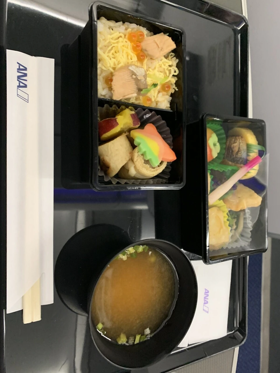 ANA NH738プレミアムクラスの食事。鮭といくらのご飯とおかずの箱、味噌汁