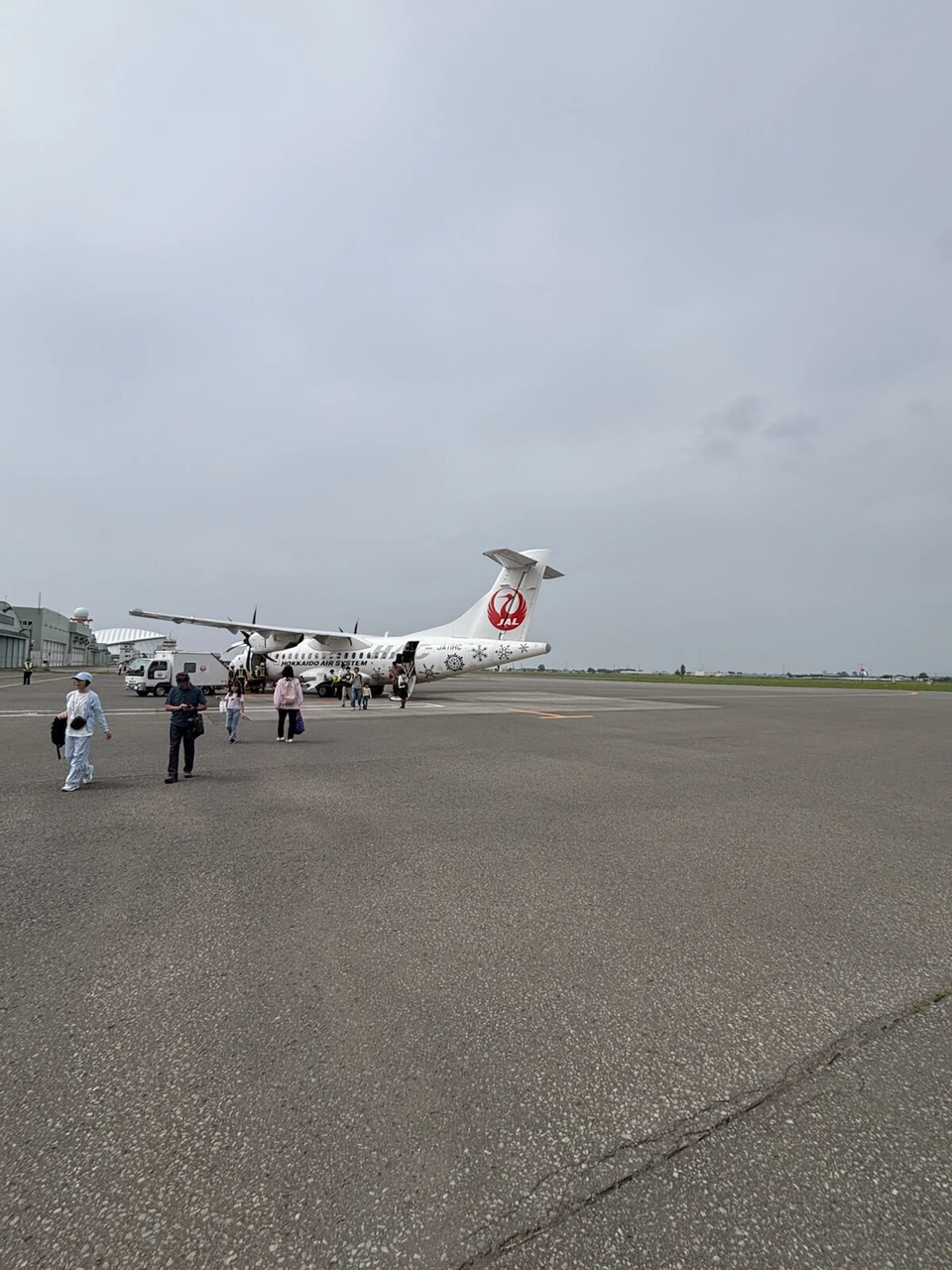 丘珠空港の駐機場に止まるJALのATR42-600