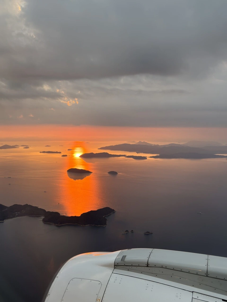 瀬戸内海の島々の向こうに沈む夕日と、機体のエンジン