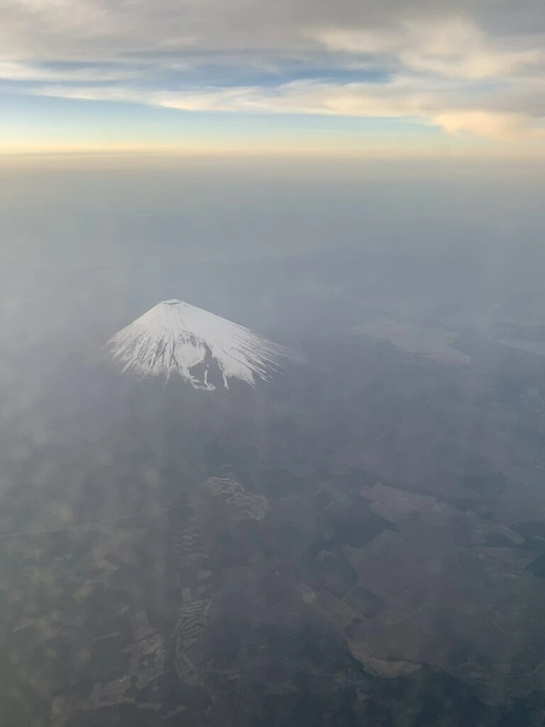 JL923の機窓から見た雪をかぶった富士山