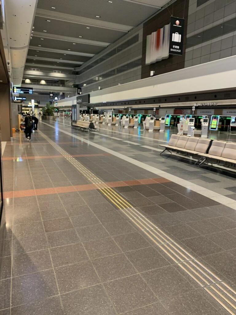 早朝の誰もいない羽田第1ターミナルの出発ロビー