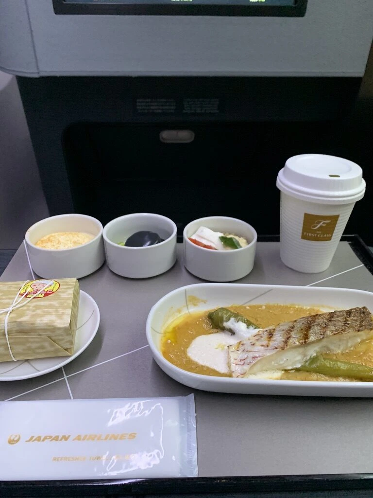 ふたを外したJL920の夕食。真鯛のグリルと甘長唐辛子、小鉢3つ、俵御飯、ホットコーヒー