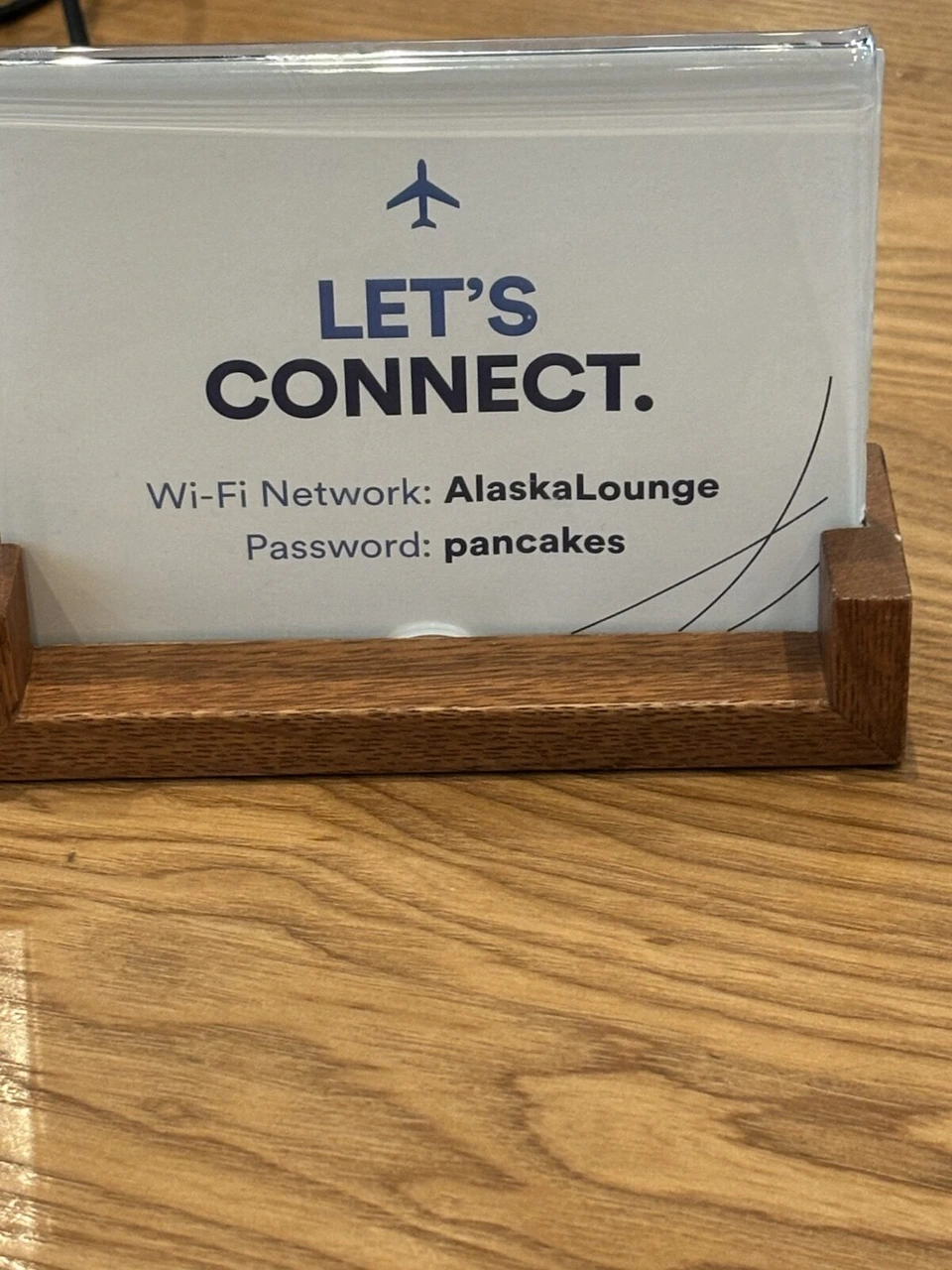 アラスカ航空ラウンジのテーブルに置かれたLET'S CONNECTのWi-Fi案内