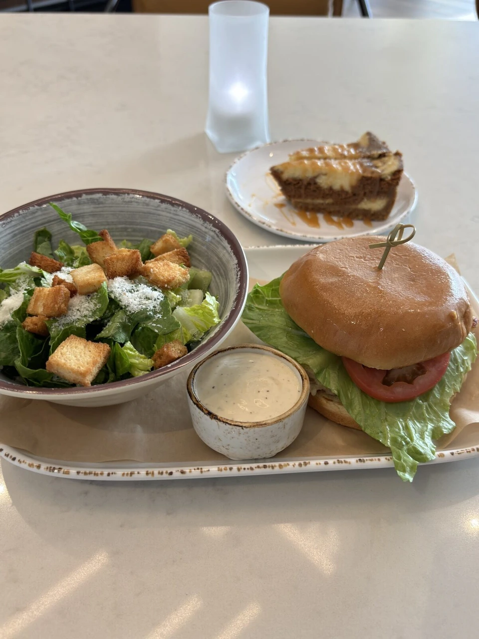 コートヤード・オレムのBistroの夕食。ハンバーガーとシーザーサラダ、奥にパイ