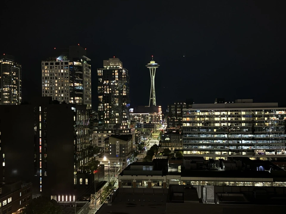 アストラ・ホテルの屋上から見た夜のシアトル。ライトアップされたスペースニードル