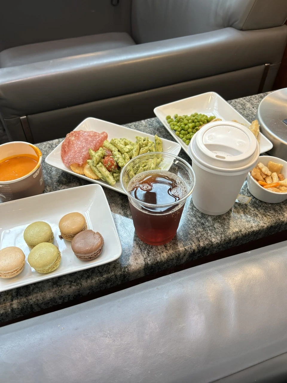 フィラデルフィア空港のアメリカン航空ラウンジのカウンター。マカロン、サラダ、スープ、アイスティー