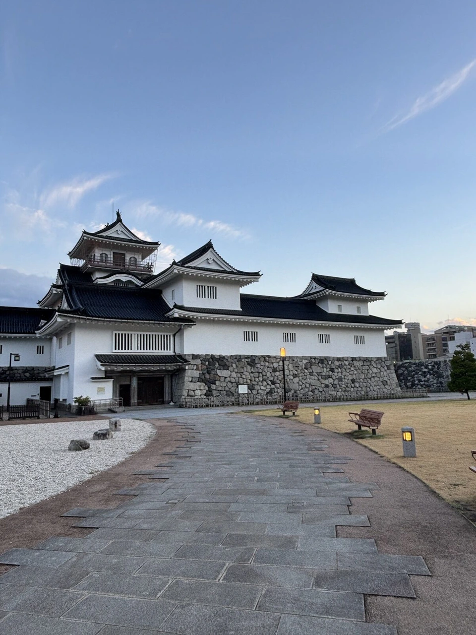 ANAクラウンプラザホテル富山のすぐ隣にある夕方の富山城。白壁の天守と石垣