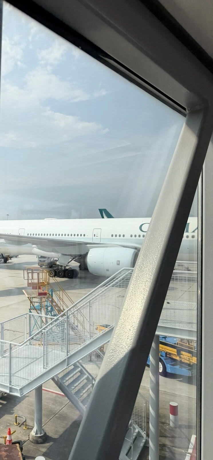 香港空港の搭乗橋の窓越しに見たキャセイパシフィック航空の機体