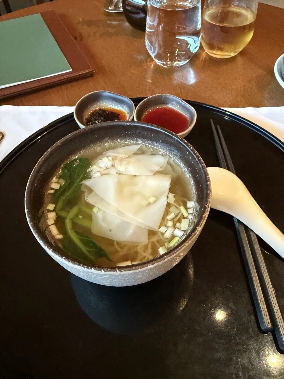 ザ・ピア ファーストクラスラウンジのワンタン麺。XO醤とチリソース添え