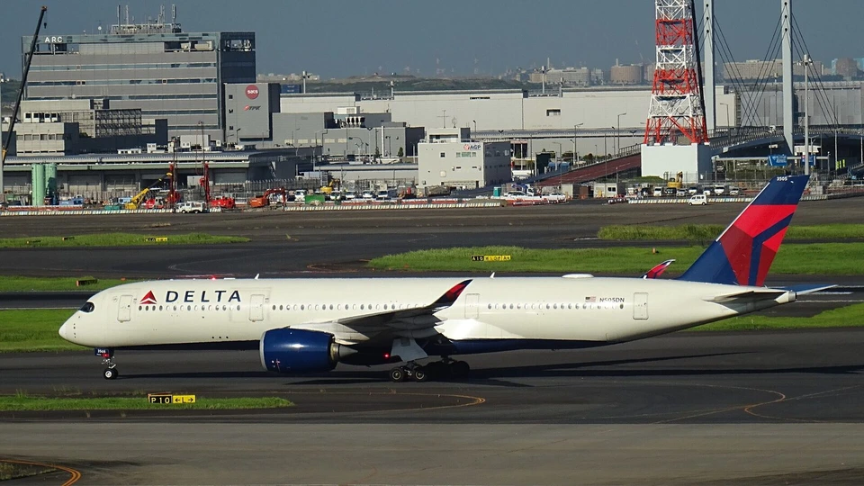 羽田空港の誘導路を第3ターミナルへ向かうデルタ航空のエアバスA350-900