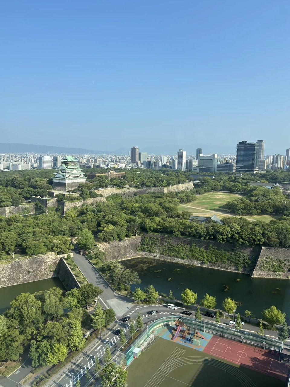 高いところから見下ろした大阪城の天守閣と石垣、お堀