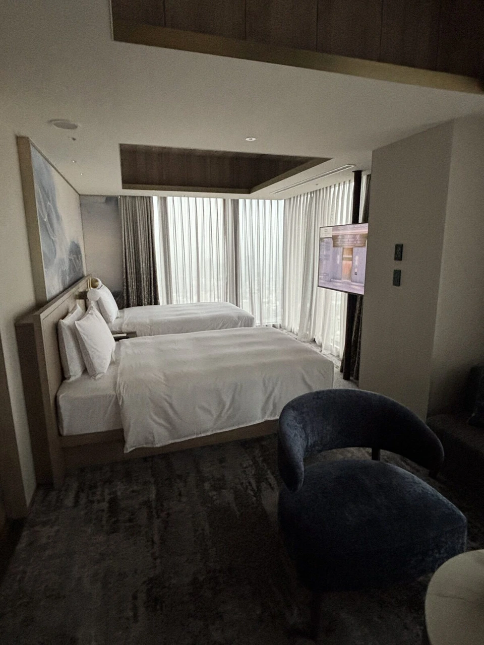 大阪ステーションホテル Scenic Corner Twinの室内。ダブルベッド2台と濃紺の丸い椅子