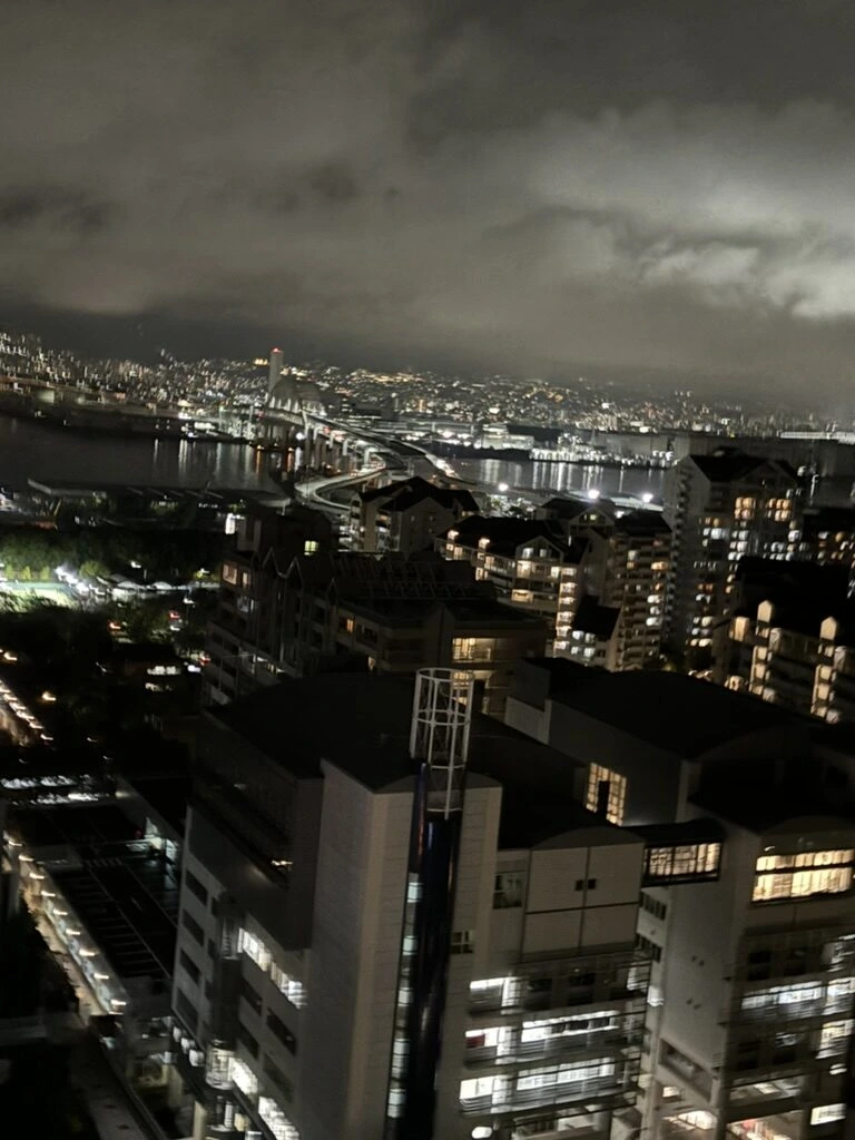 神戸ベイシェラトンの高層階から見た夜の六甲アイランドと神戸の街の夜景