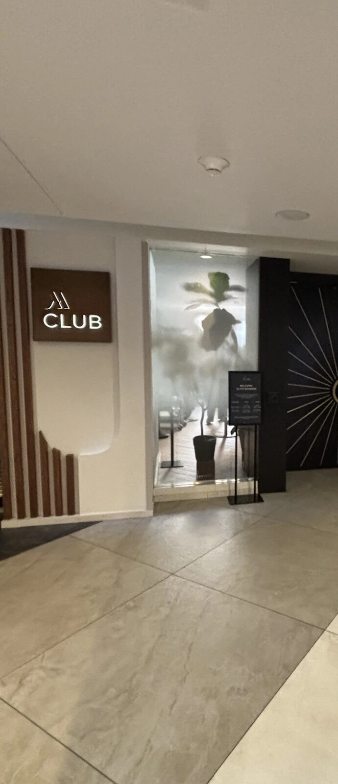 ニューヨーク・マリオット・マーキースのラウンジM Clubの入口。茶色の板にMのロゴとCLUBの文字