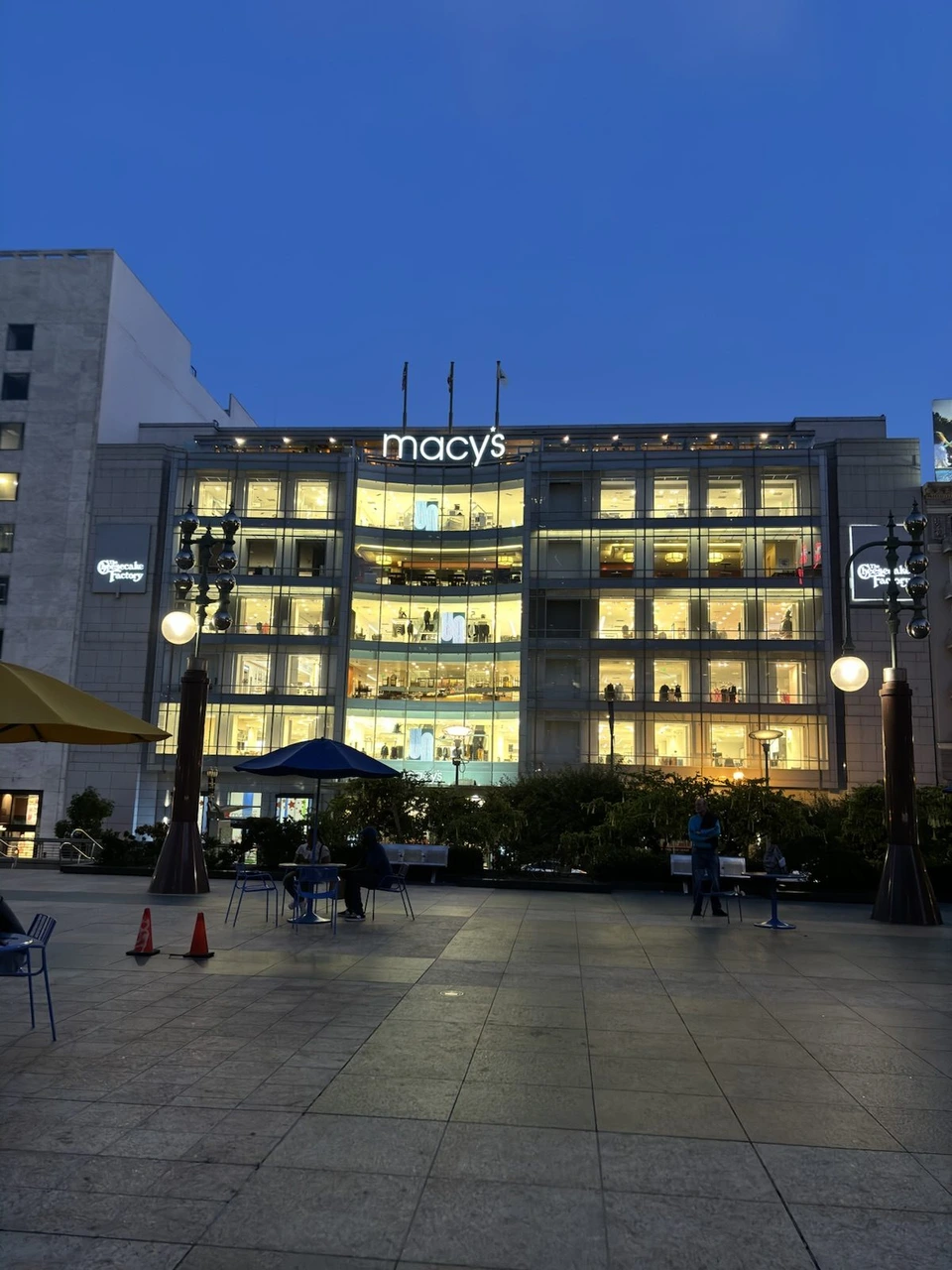 夕暮れのサンフランシスコのユニオンスクエア。明かりのついたメイシーズの建物