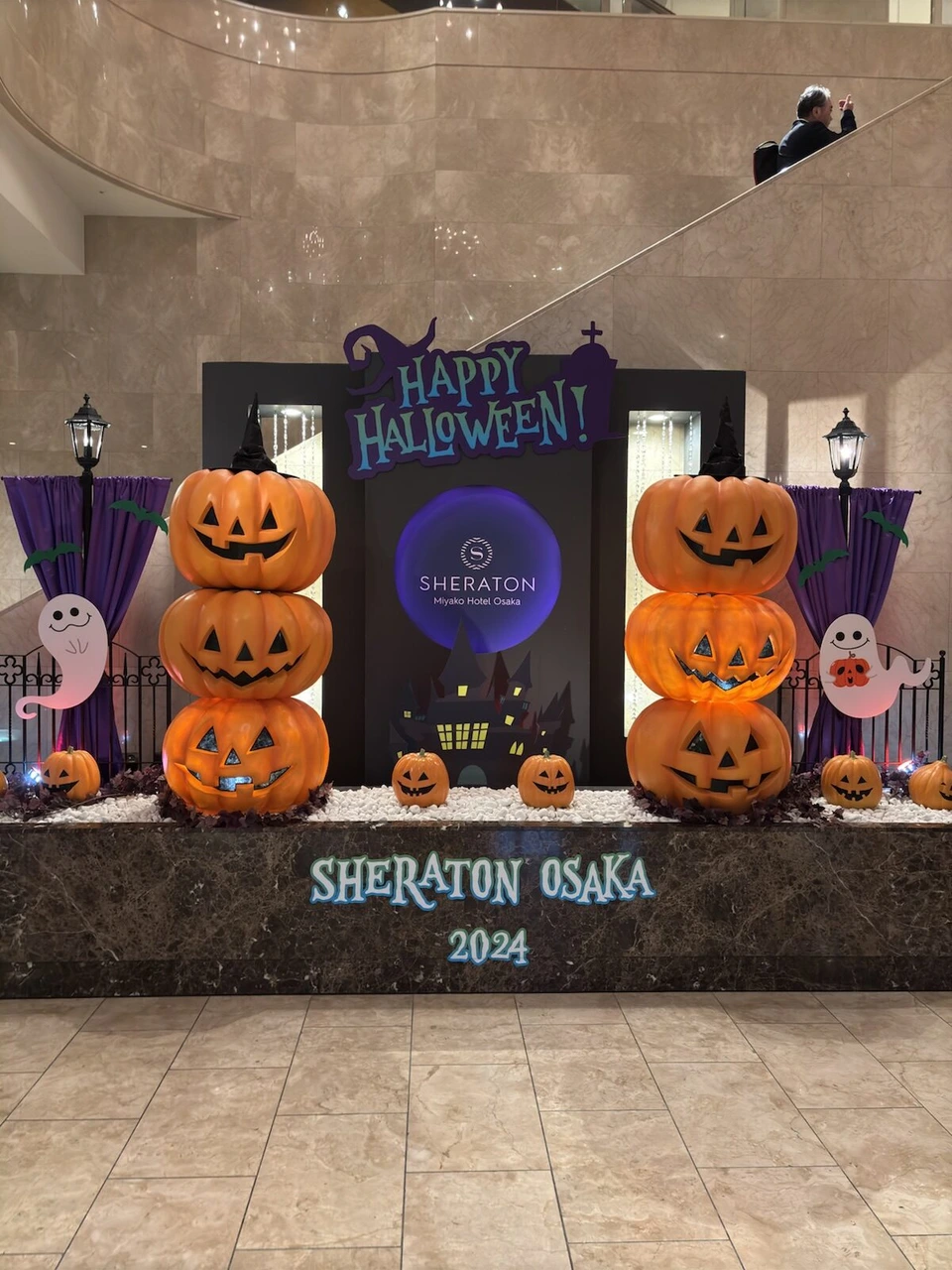 シェラトン都ホテル大阪のロビーのハロウィン装飾。かぼちゃのランタンとSHERATON OSAKA 2024の文字