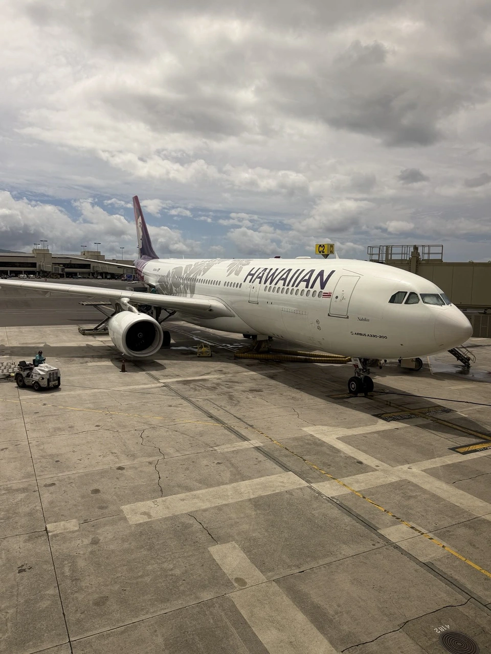 ホノルル空港の駐機場に止まるハワイアン航空のエアバスA330