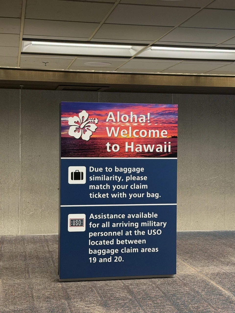 ホノルル空港の到着エリアの「Aloha! Welcome to Hawaii」の案内板