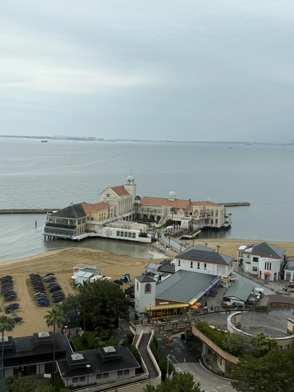 福岡プリンスホテル ももち浜の12階の客室から見下ろした百道浜の砂浜とマリゾン