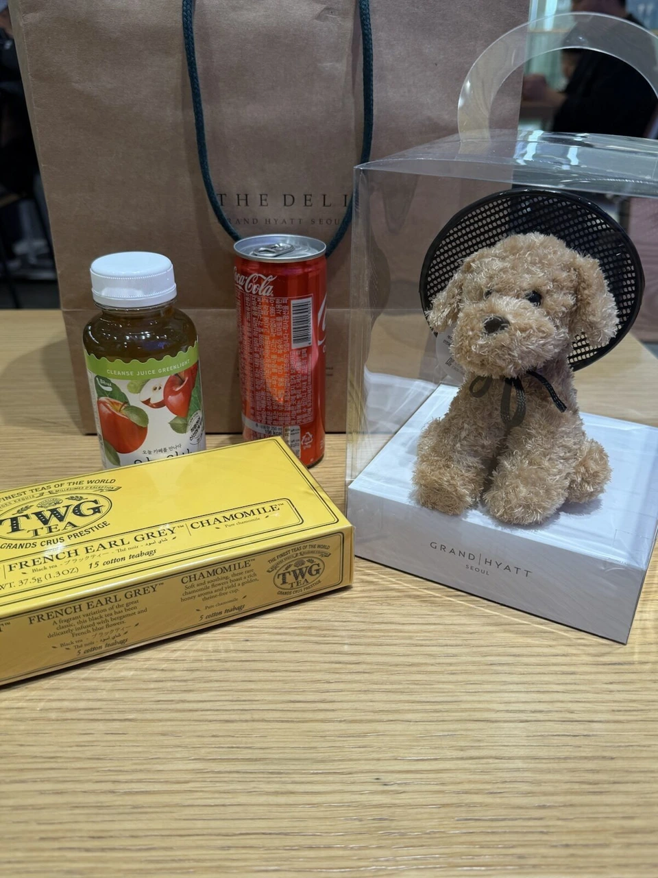 THE DELI GRAND HYATT SEOULの紙袋、りんごジュース、コーラ、TWGの紅茶、犬のぬいぐるみの箱