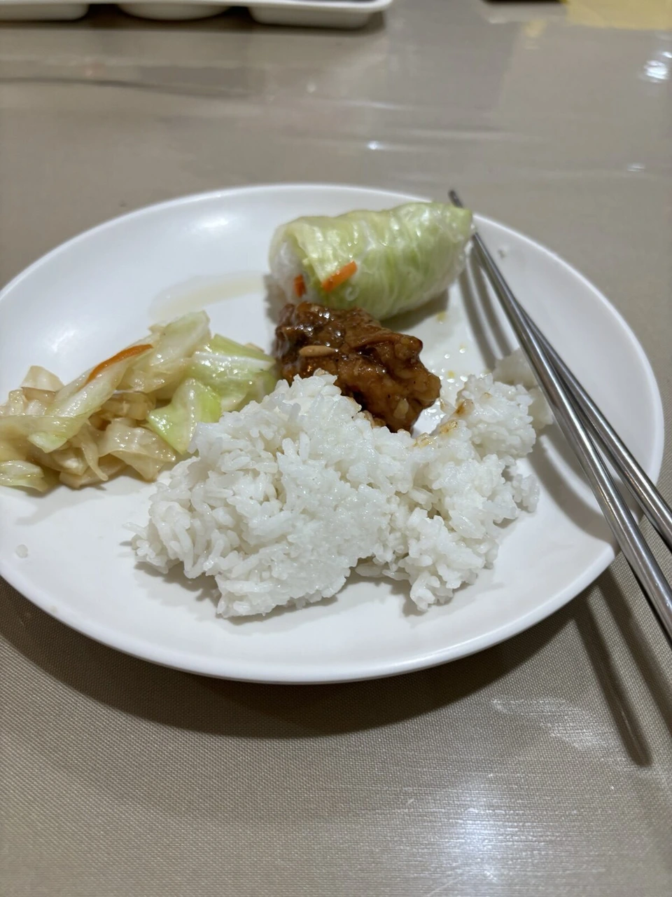 語学学校の寮の食堂の昼ごはん。ごはん、キャベツの炒め物、豚肉