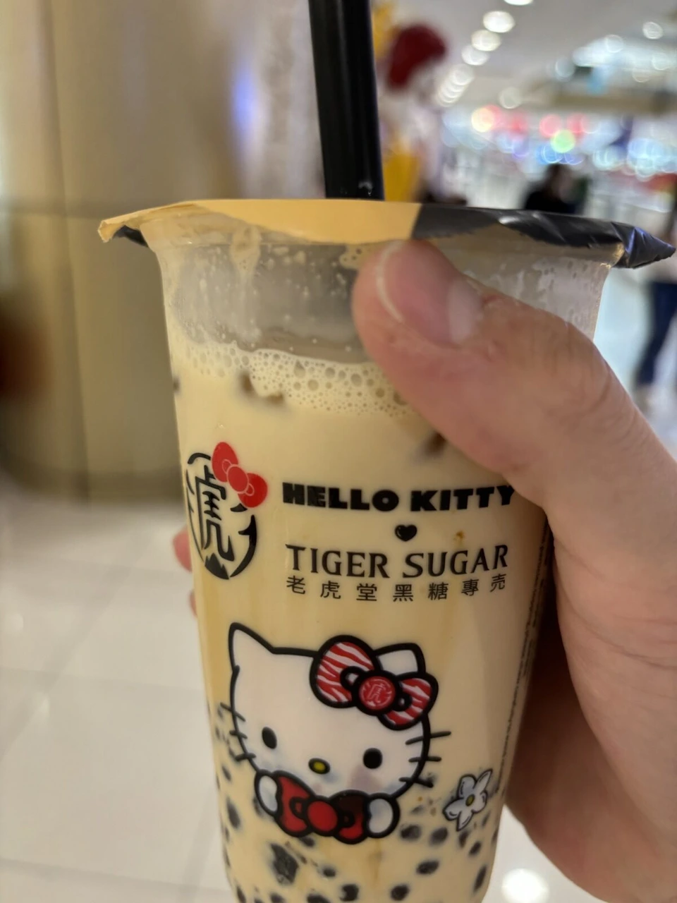 ハローキティのカップに入ったタイガーシュガーの黒糖ミルクティー
