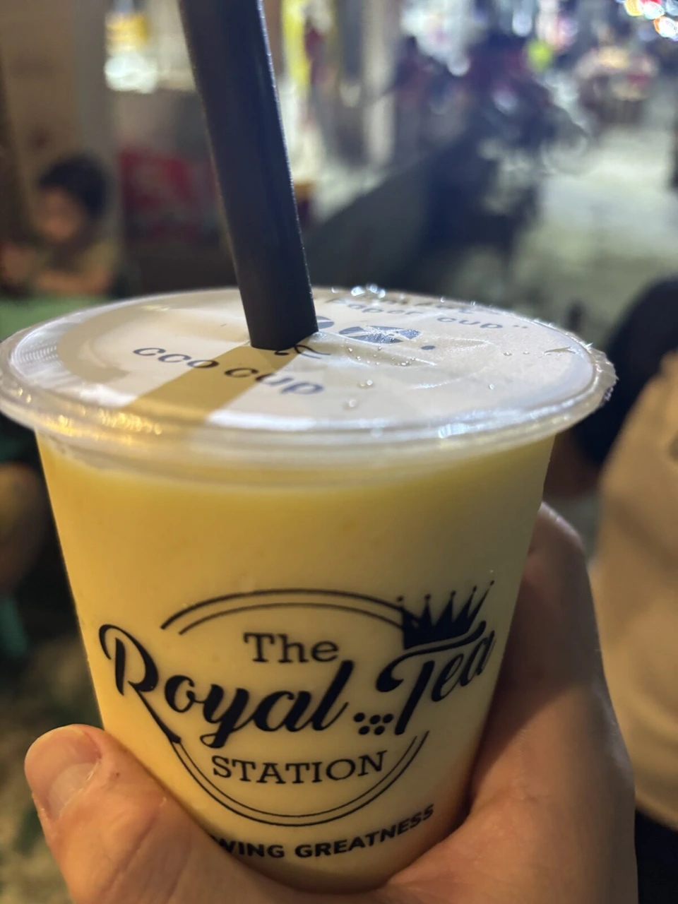 The Royal Tea Stationのカップに入った黄色いドリンク