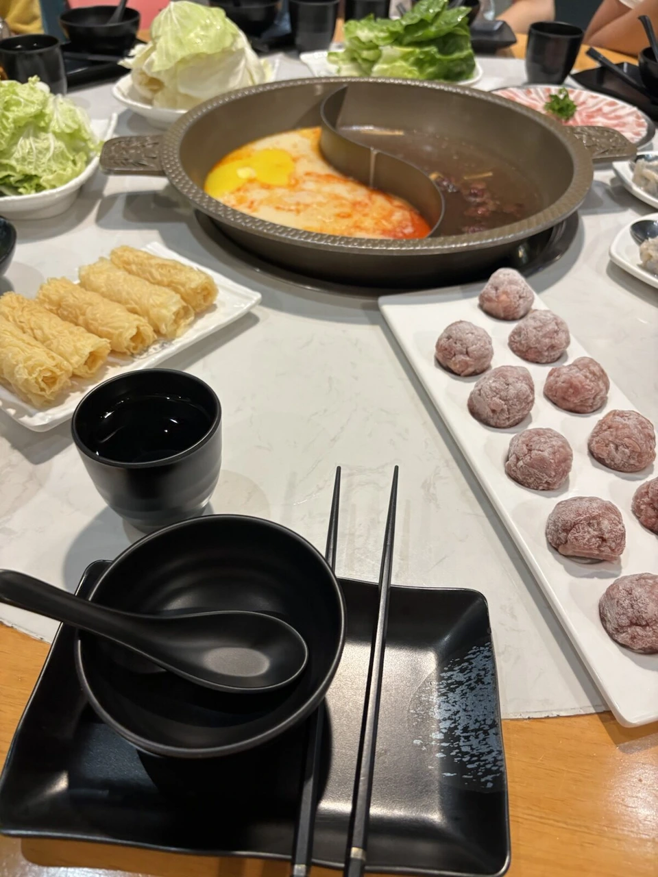 仕切りのある火鍋の鍋と具材の皿