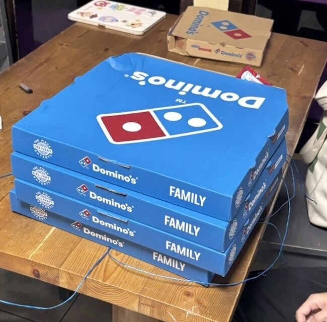 積み上げたドミノ・ピザのFAMILYサイズの箱