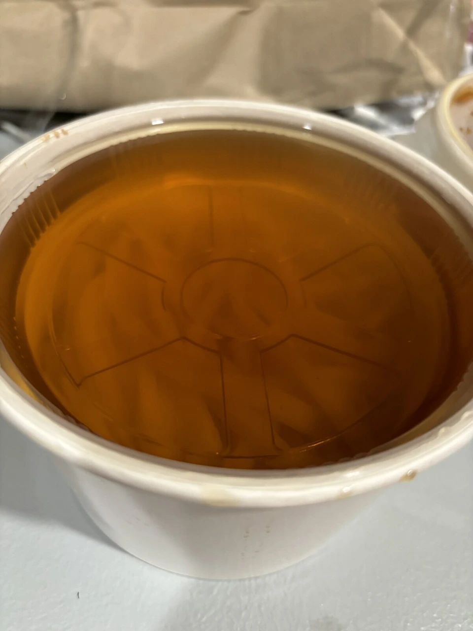 丸亀製麺のかけうどんのつゆが入った容器